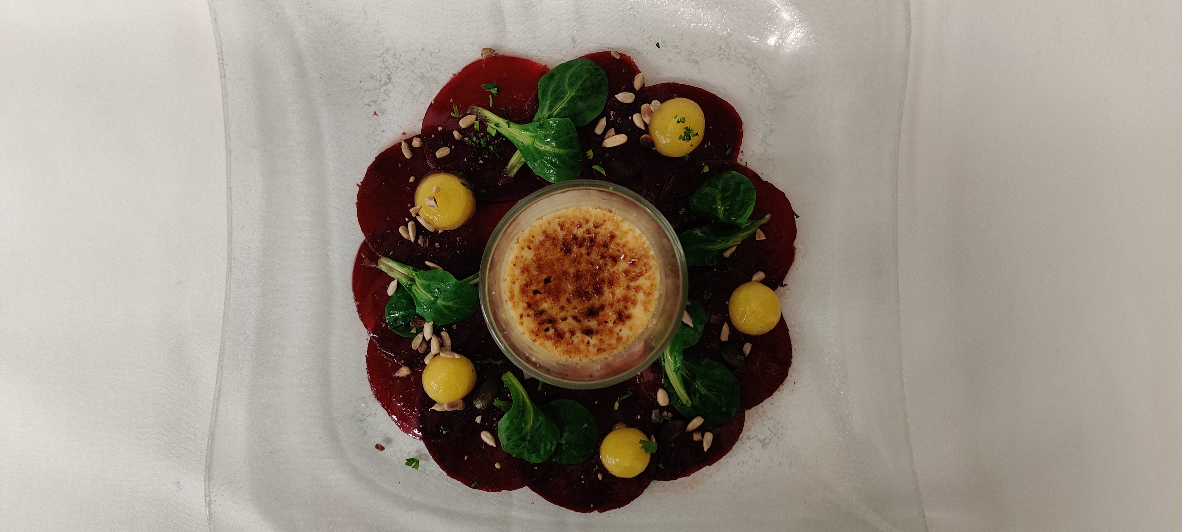 Grünewalds_geraeucherte_rote-beete-carpaccio_mit_ziegenkaese_creme_brule