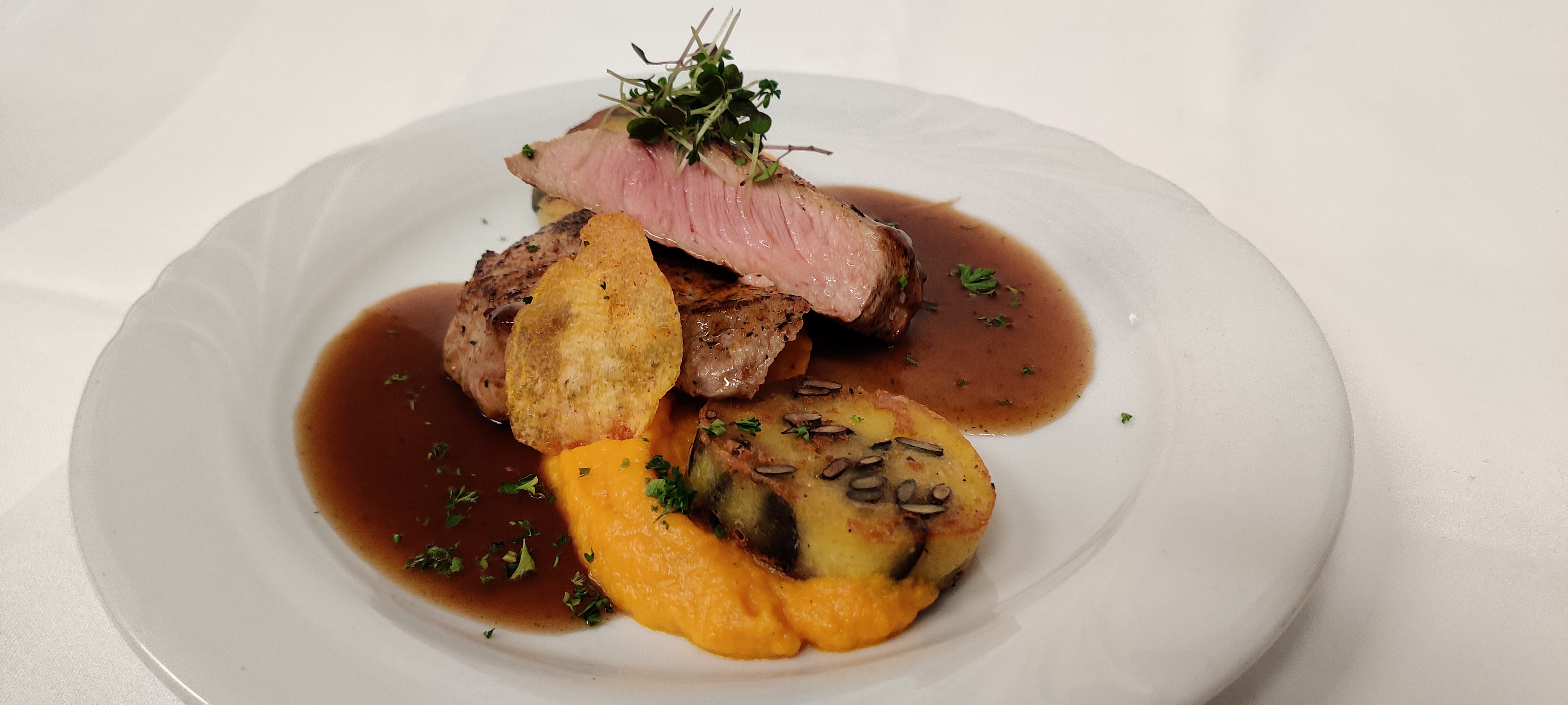 Grünewalds rosa gebratenes Kalbsrückensteak mit Kartoffeltalern und Karottenpürree