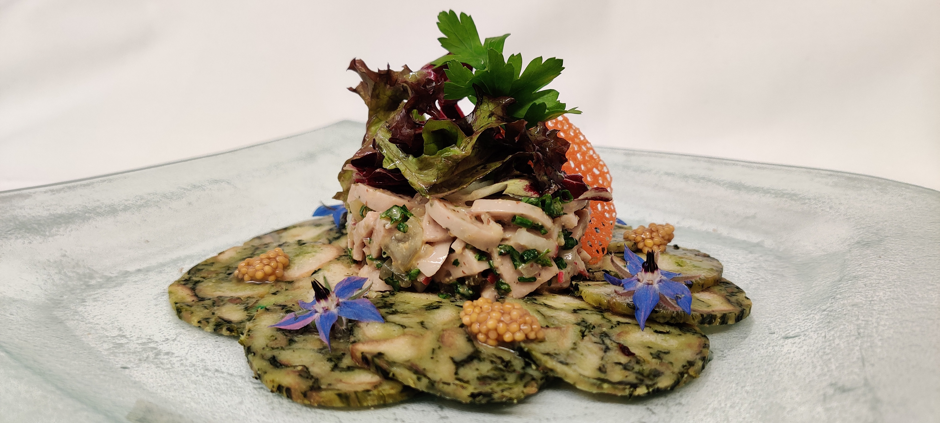 Grünewalds_spinatknoedelcarpaccio_mit_weisswurstsalat_und_senfkavia